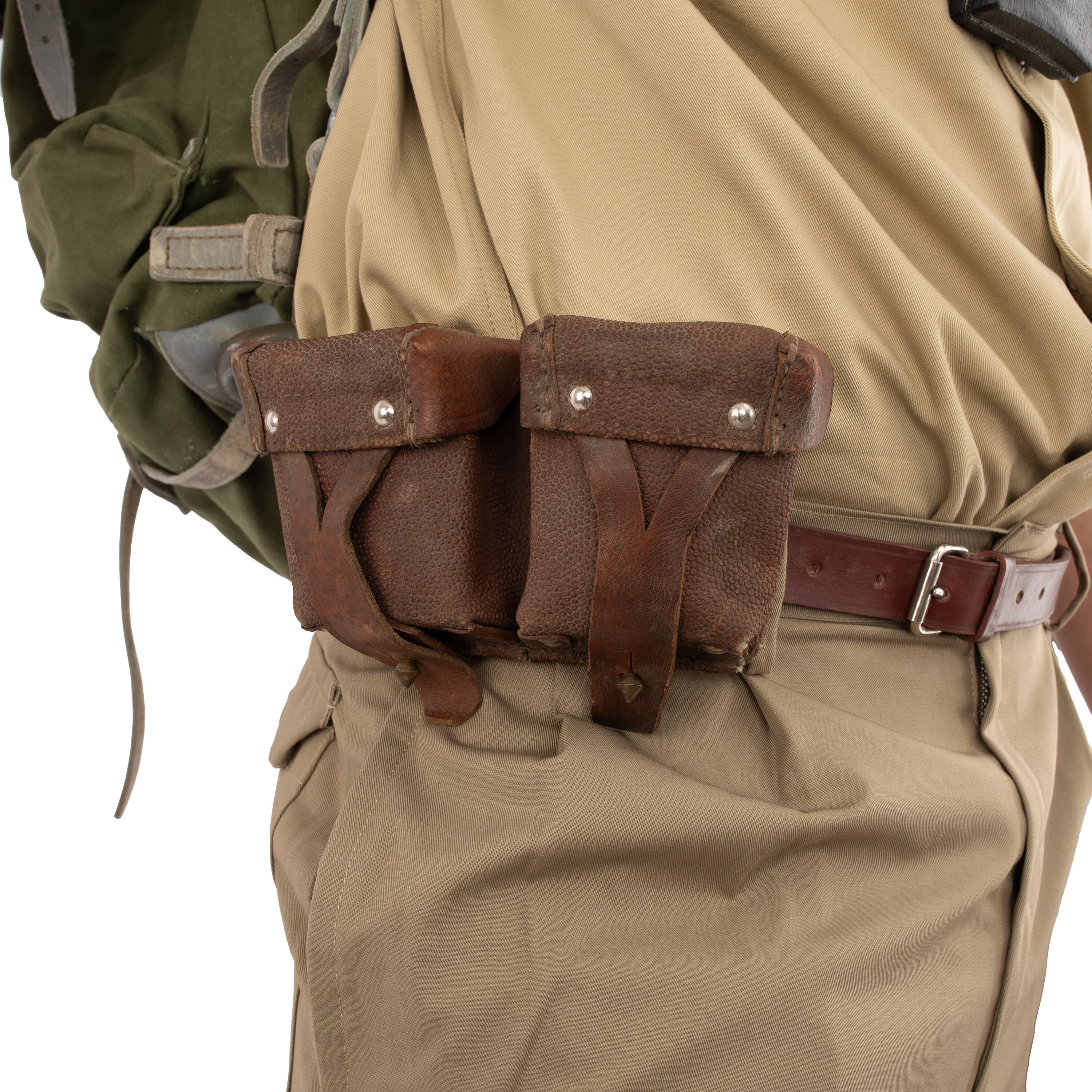 Ammo pouch belt clearance